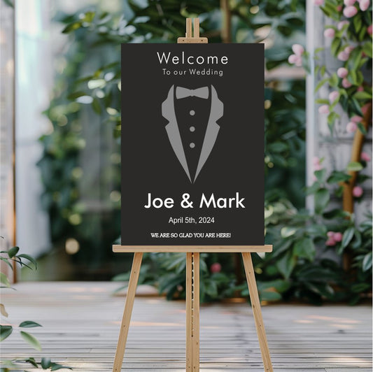 Welcome your loved ones with a timeless and classic welcome wedding sign.