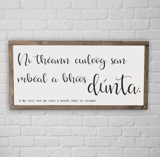 Ni théann cuileog san mbéal a bhíos dúnta. - just4u.ie